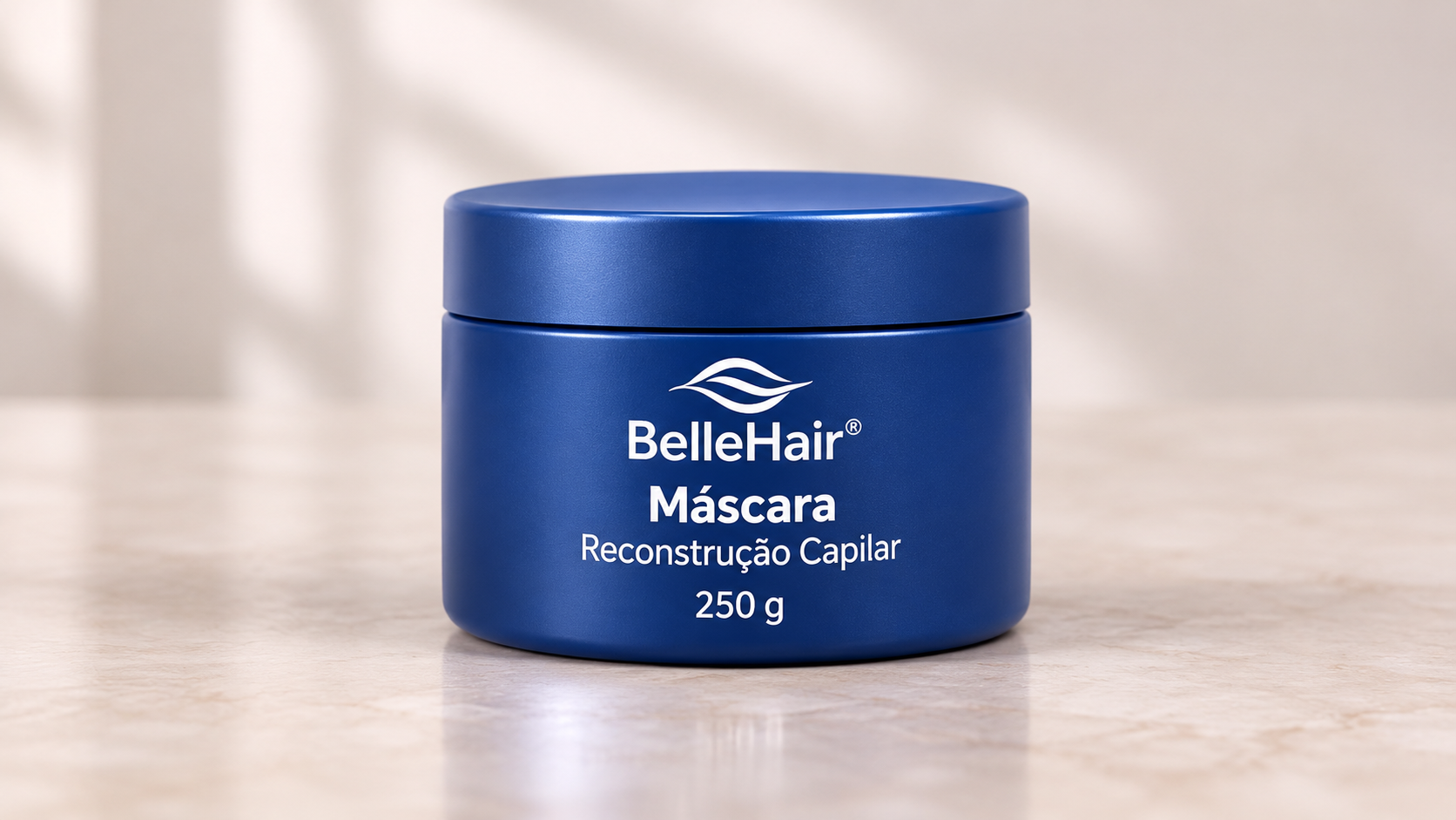 Referência visual para criar vídeo realista com IA: um pote azul de máscara capilar BelleHair com o rótulo visível